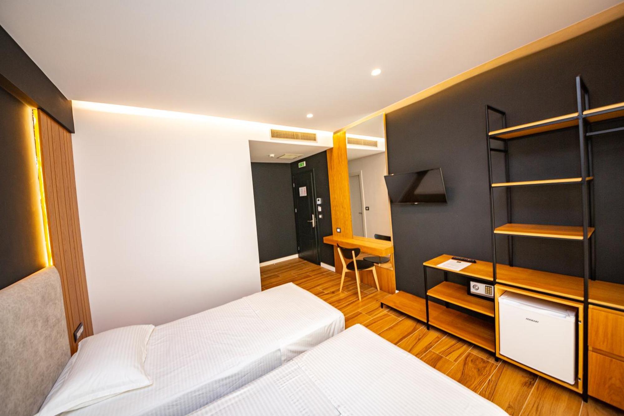 Adani Ksamil Zimmer foto